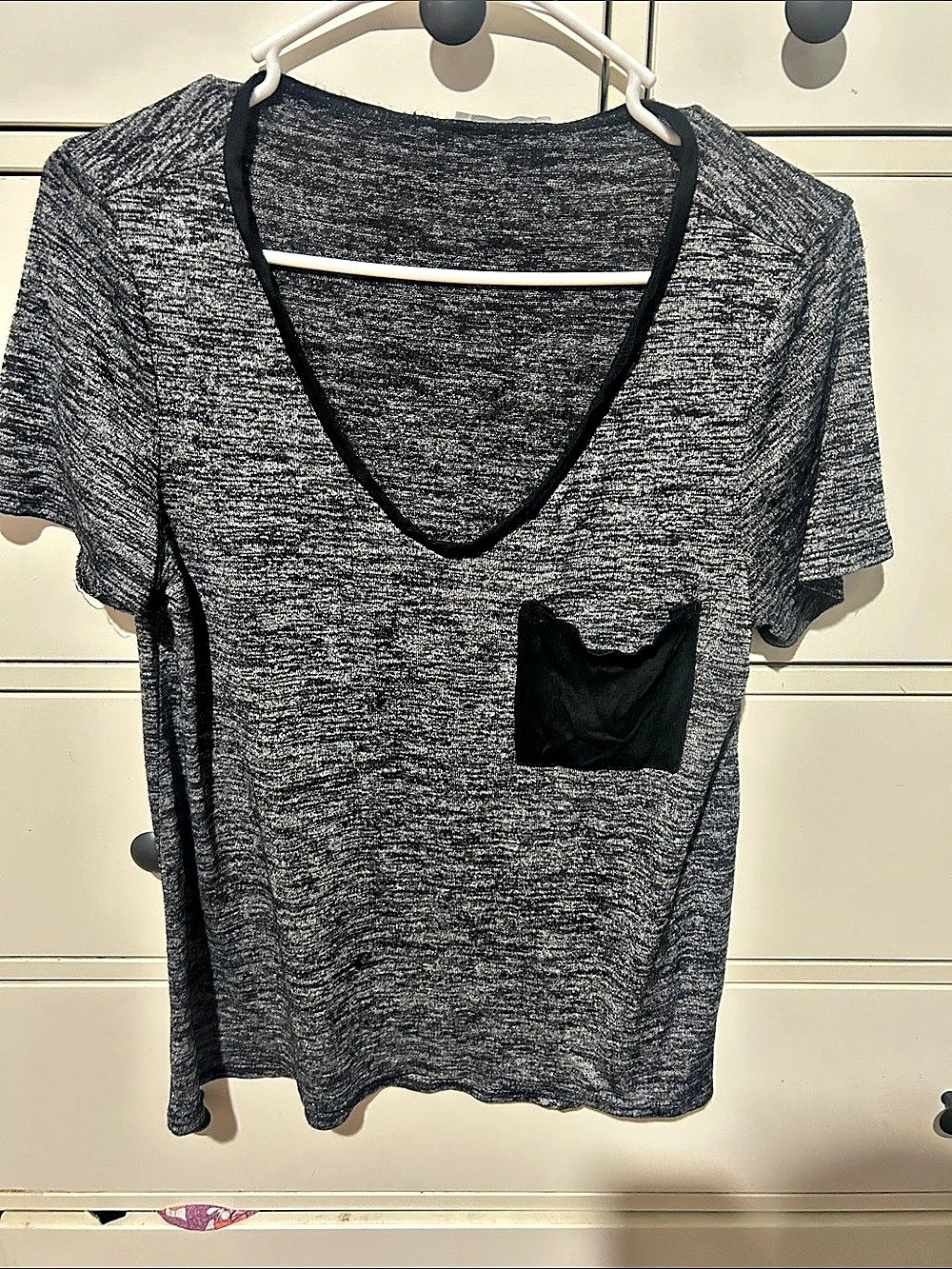 Women's Marled V-Neck Pocket Tee in Black & Gray